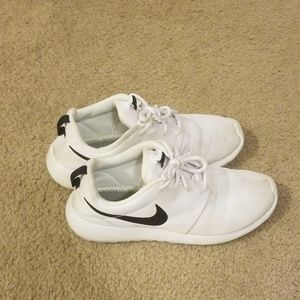 White Nike Roshe Runs Sz 8.5